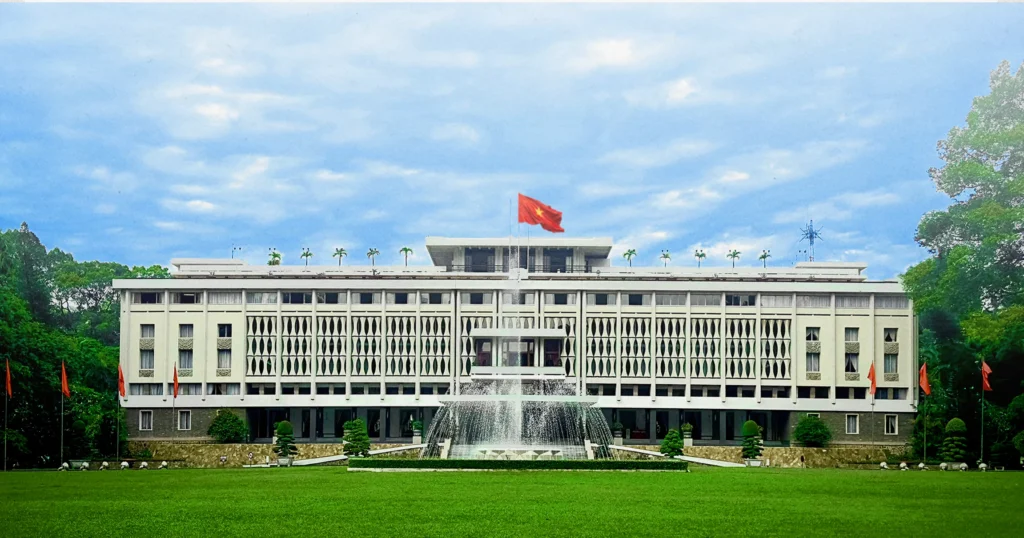 Mặt chính Dinh Độc Lập nhìn qua đài phun nước và thảm cỏ