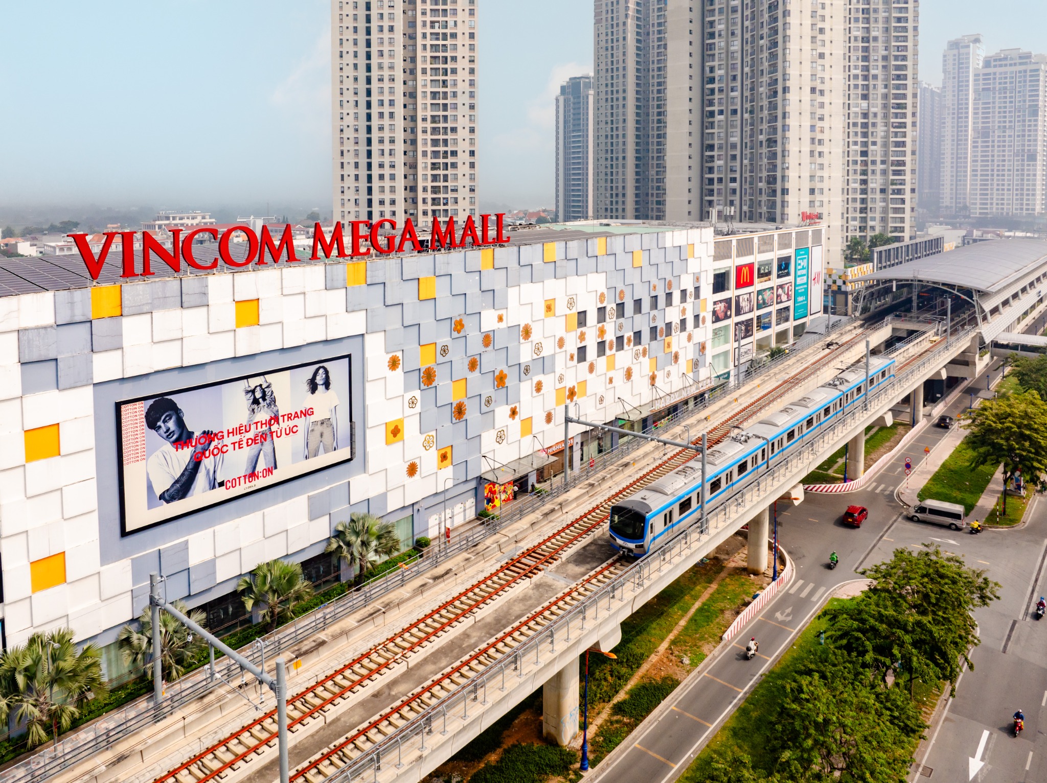 Mua sắm quanh The Privé: mặt ngoài Vincom Mega Mall Thảo Điền và tàu metro
